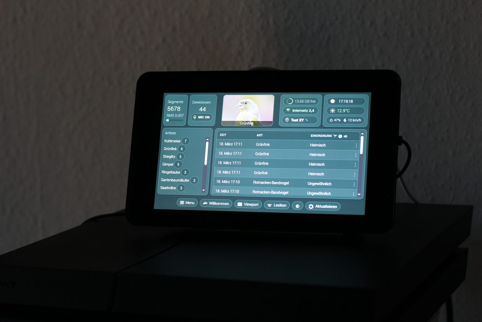 FlyBi Home mit eingeschaltetem Display